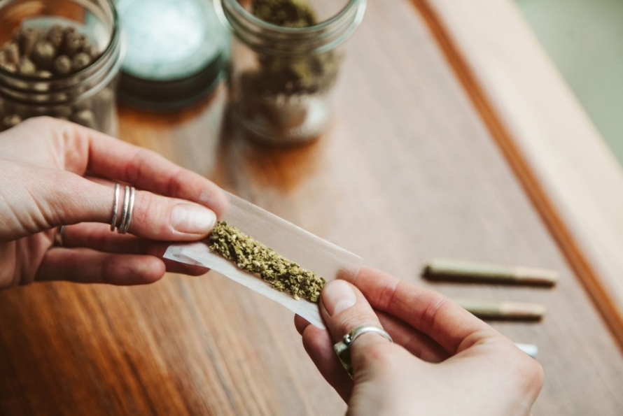 This comprehensive guide will help you perfect your blunt rolling game. Here you are likely wondering how much weed do you need to roll a blunt?