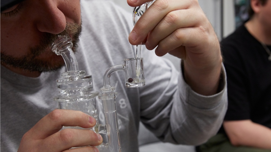 The best way to use cannabis concentrates is to dab them. But what is a dab rig and what does dabbing look like? 