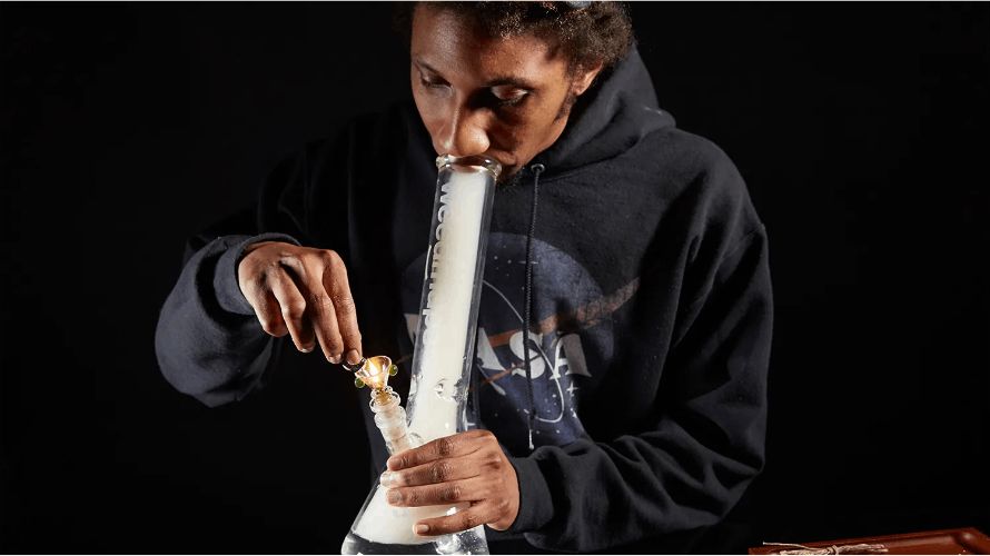 Inhaling cannabis with a bong may provide you with a number of benefits, including the following: