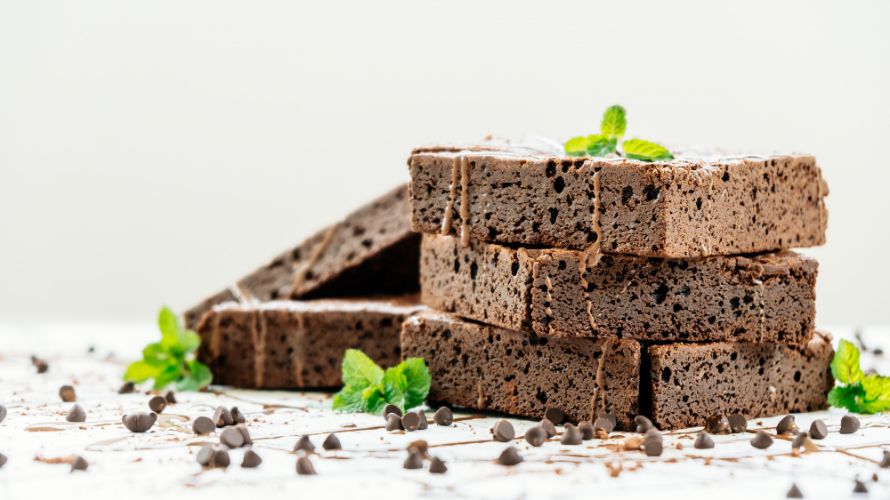The effects of weed brownies are felt between 30 minutes and two hours after consumption. It is best not to eat any more brownies within this time frame and wait for the effects to manifest. 