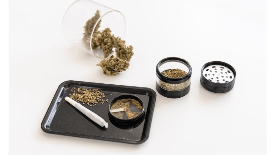 Grinders typically come equipped with a kief catcher, a separate chamber at the bottom on which kief falls and collects.