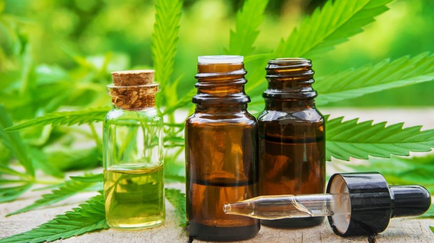 Tinctures and oils are liquid cannabis extracts. They are consumed sublingually (under the tongue). They are known for their fast onset and precise dosing.