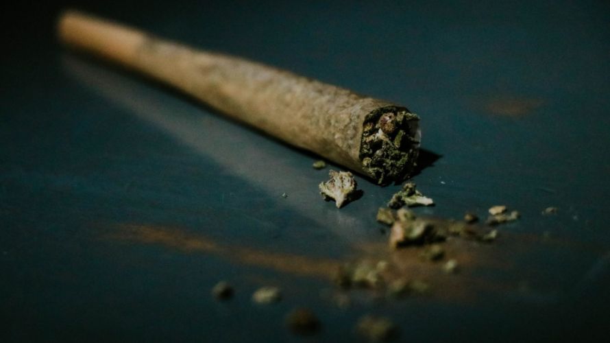 A blunt is a cannabis roll that’s rolled using traditional tobacco rolling papers. It delivers a more potent punch due to the presence of nicotine. 