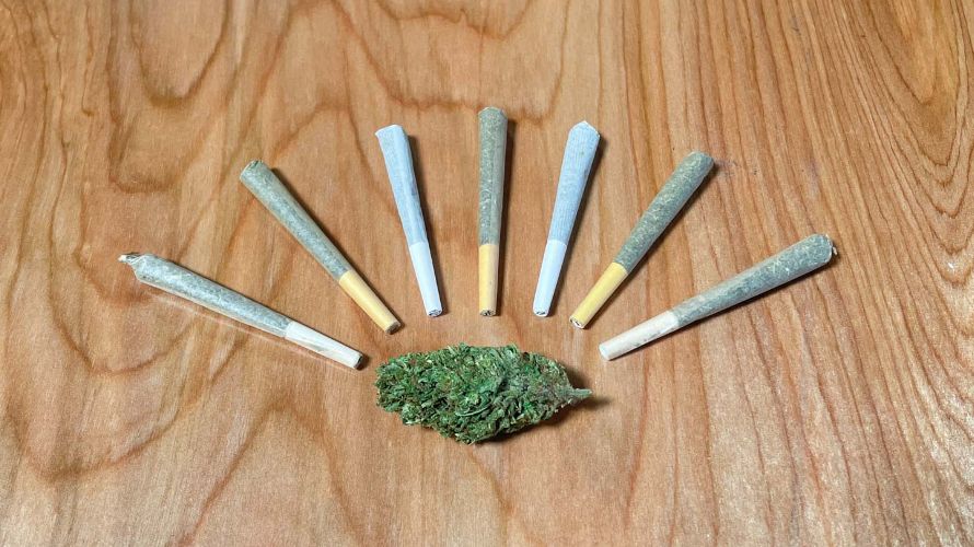 Joints are designed in different sizes; the smallest are referred to as dog walkers, while the king-sized ones are known as fat. 