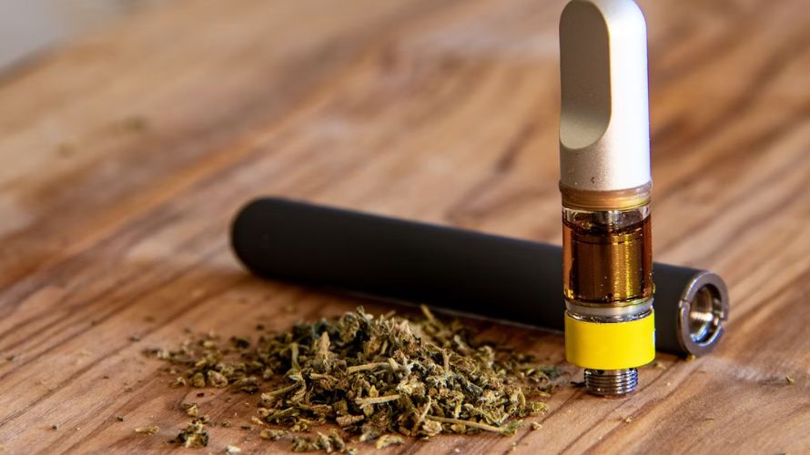 The THC e-liquid used in a weed vape undergoes an extraction process to remove other compounds and impurities. The result is a highly concentrated distillate or THC oil. 