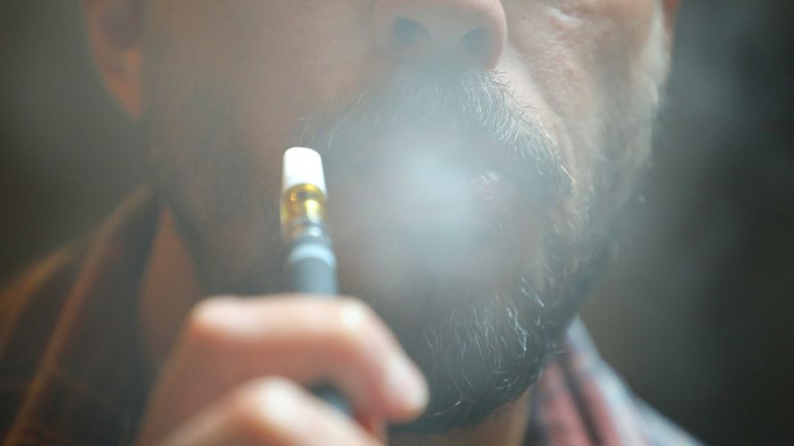 The vaping vs smoking weed is still on in the cannabis community, and there is no sign of stopping. Each side has staunch supporters who are unwilling to yield.